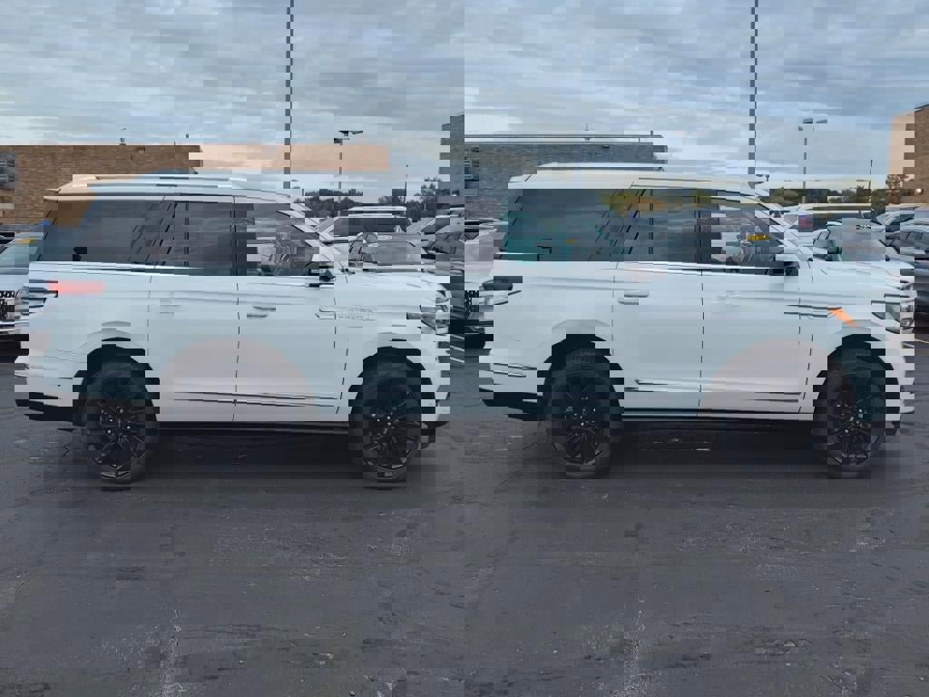 New 2023 Lincoln Navigator L Reserve image 31