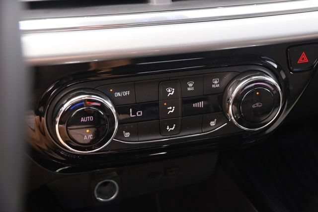 Used 2025 Chevrolet Trax LT w/ LT Convenience Package FWD image 17