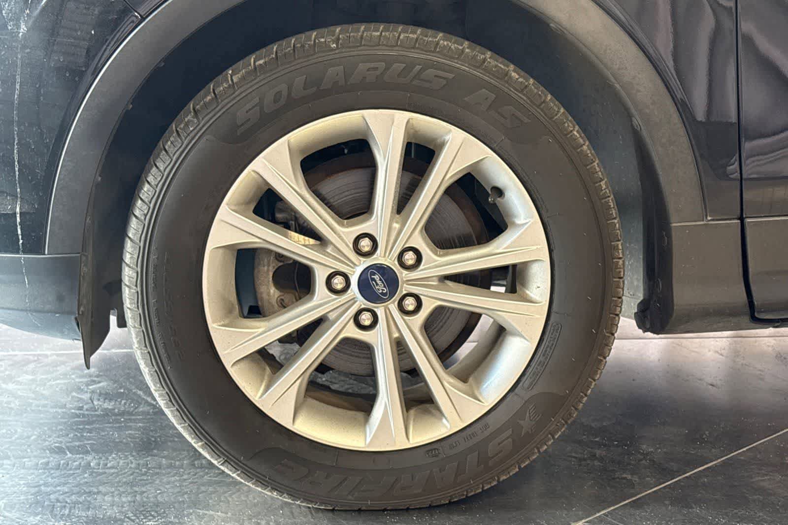Used 2018 Ford Escape SE w/ Ford Safe & Smart Package FWD image 12