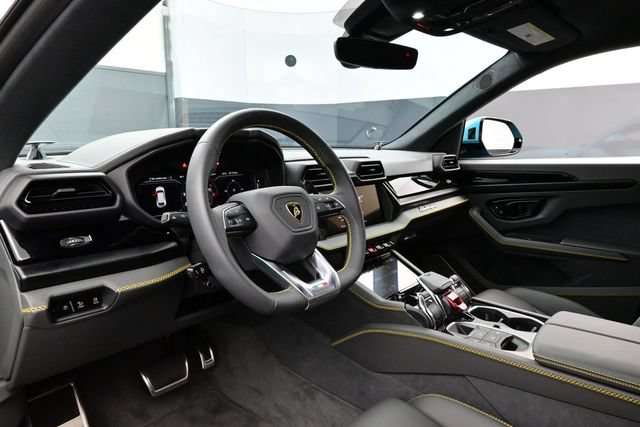 Used 2025 Lamborghini Urus SE AWD/4WD image 4