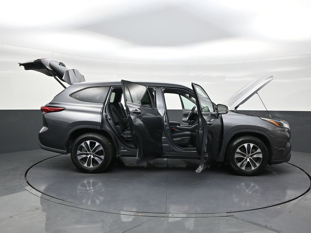 Used 2022 Toyota Highlander XLE FWD image 29