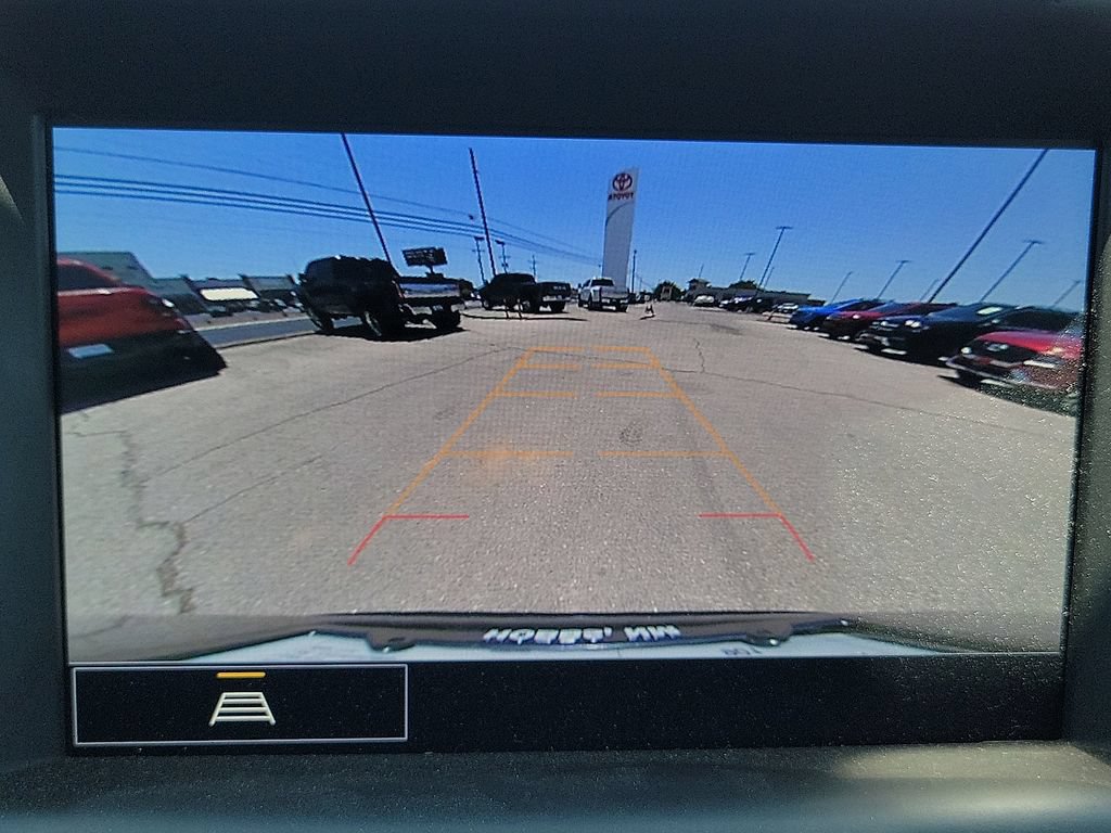 Used 2024 GMC Terrain SLE w/ Driver Convenience Package FWD image 17