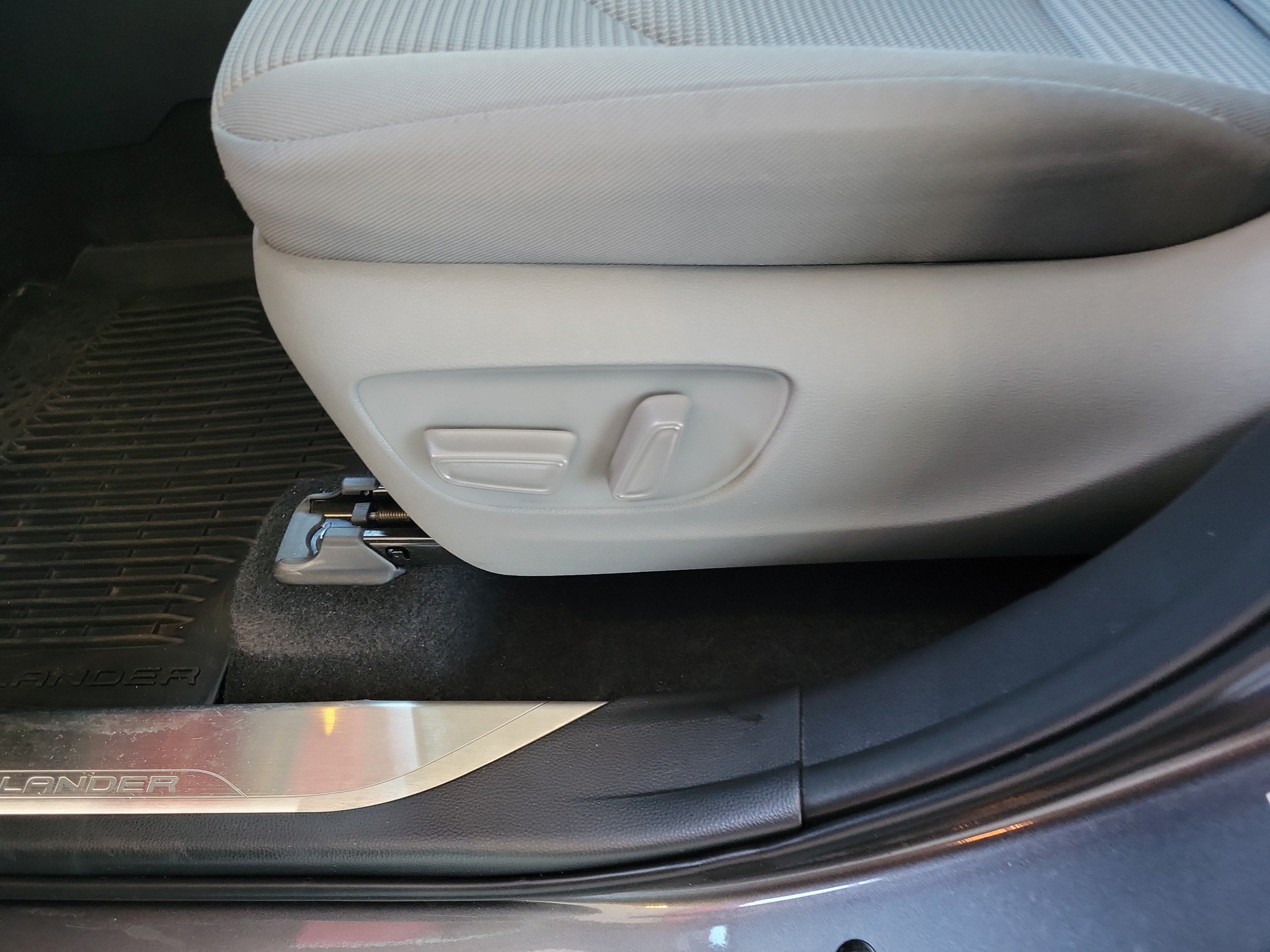 Used 2024 Toyota Highlander LE AWD/4WD image 14