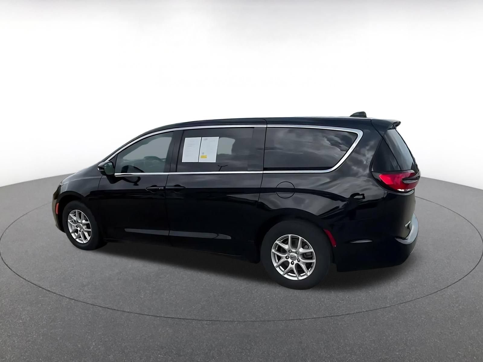 Used 2025 Chrysler Pacifica Select FWD image 9