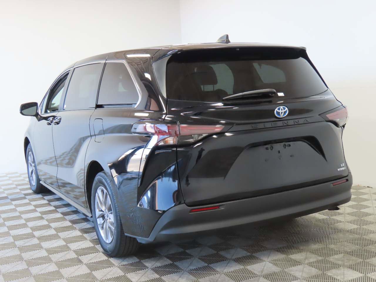 Used 2023 Toyota Sienna LE FWD image 3