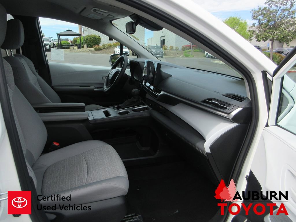 Used 2026 Toyota Sienna LE image 13