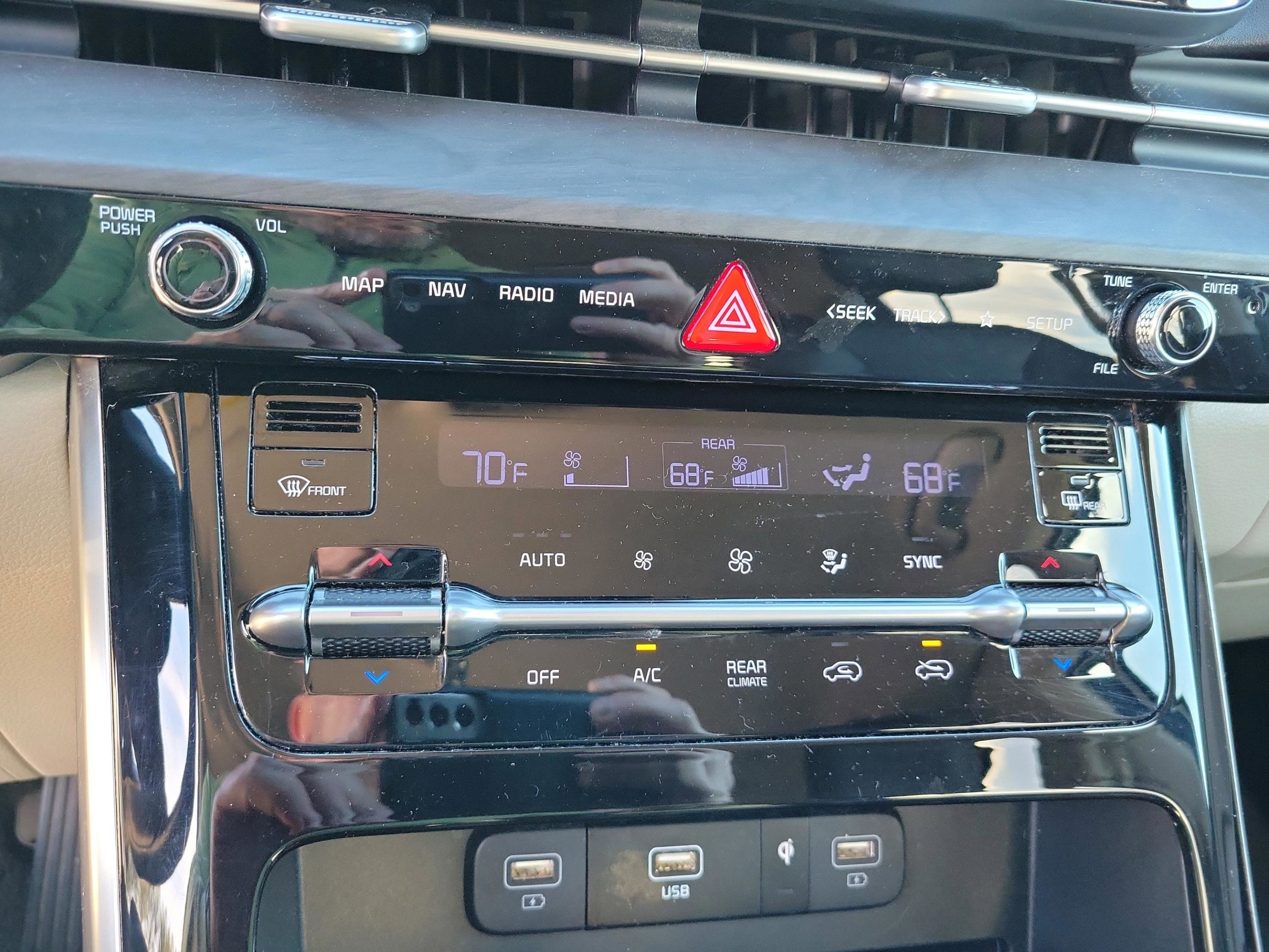 Used 2024 Kia Carnival EX image 29