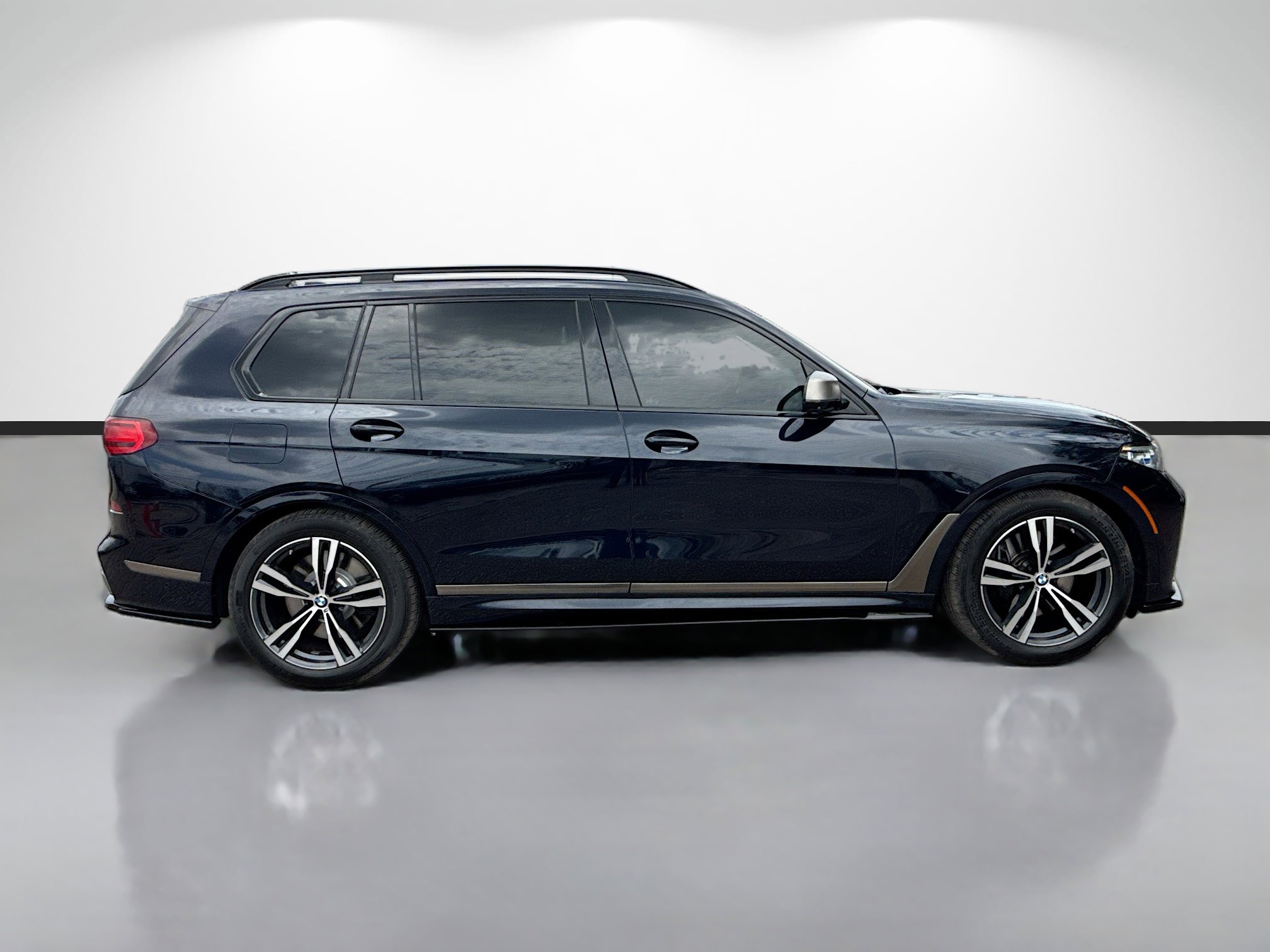 Used 2022 BMW X7 M50i w/ Executive Package AWD/4WD image 2
