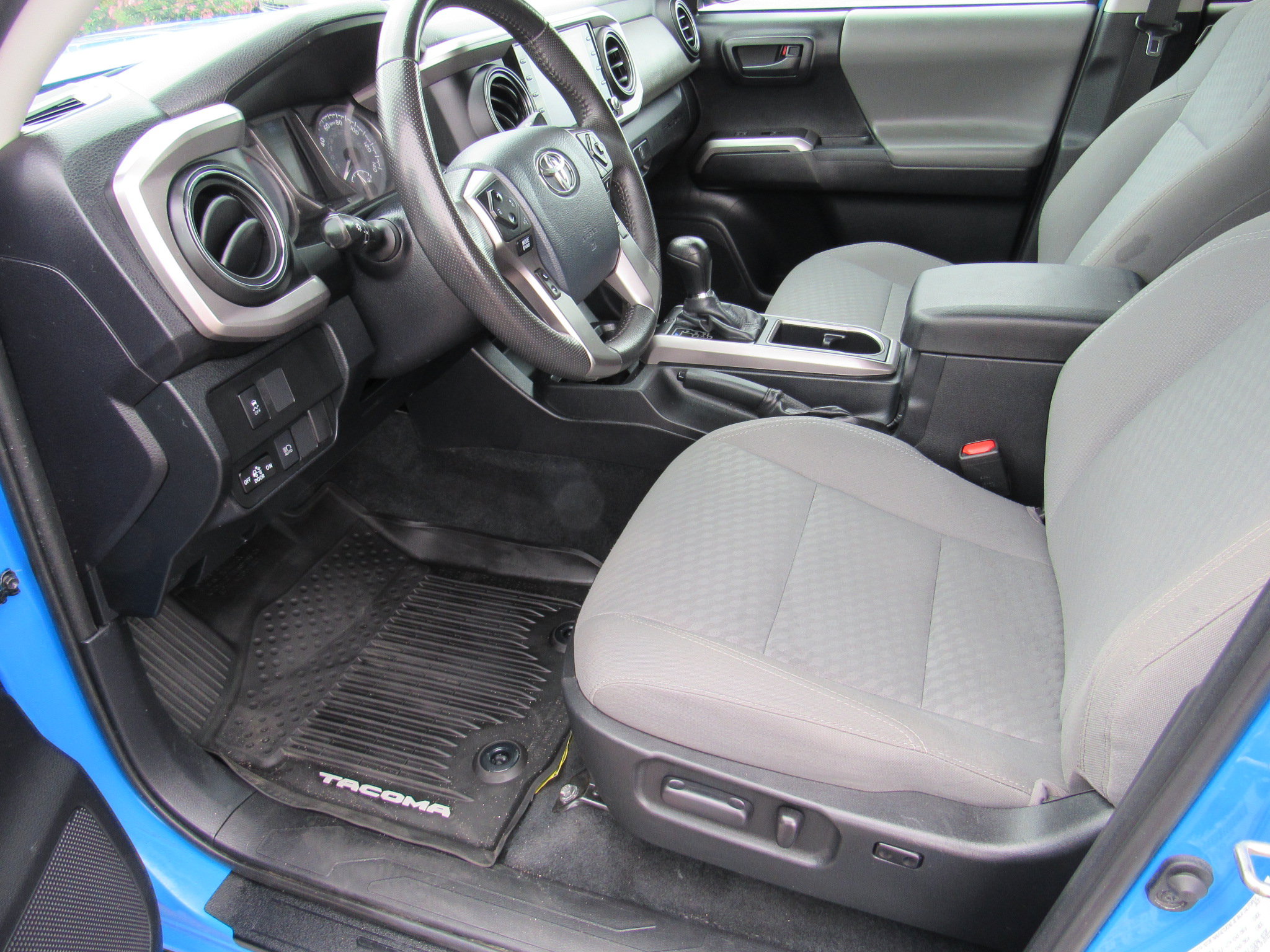 Used 2020 Toyota Tacoma SR5 w/ Blackout Package AWD/4WD image 14