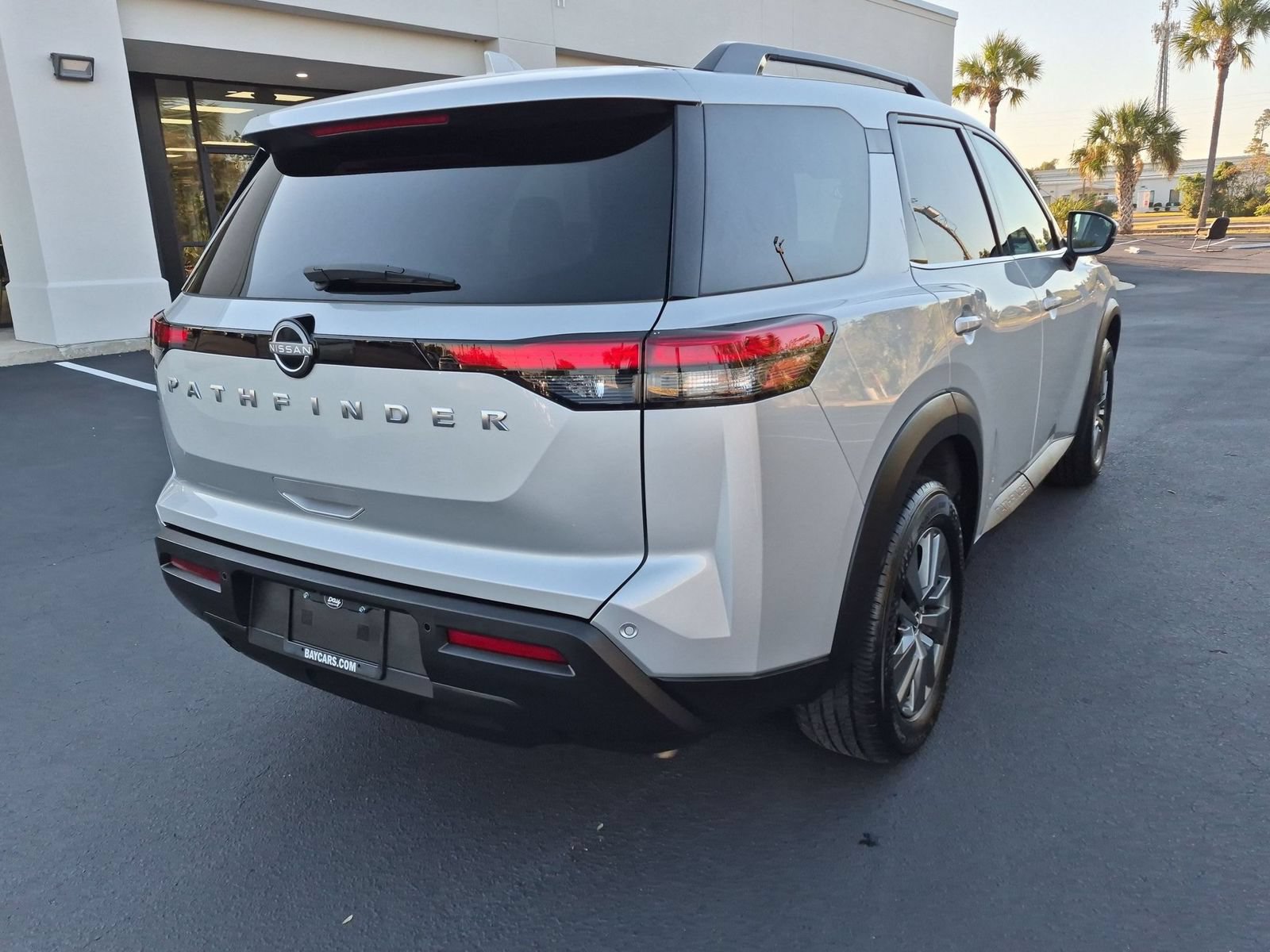 Used 2025 Nissan Pathfinder SV FWD image 5