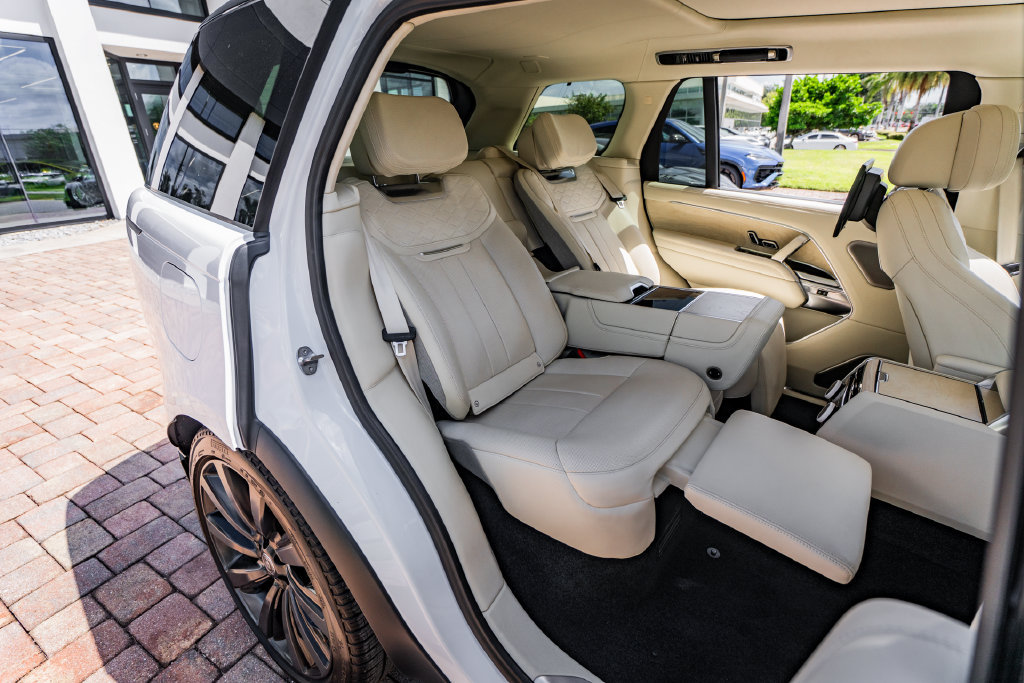 Used 2023 Land Rover Range Rover SV AWD/4WD image 39