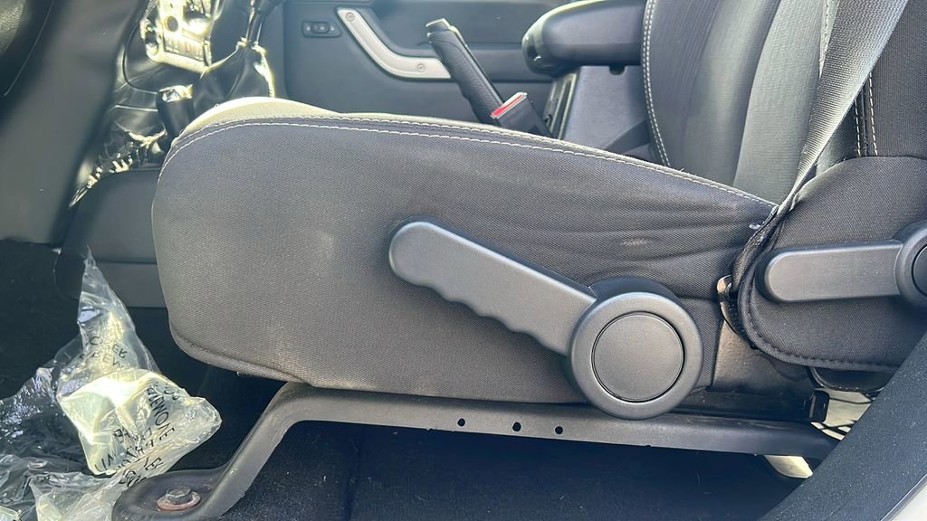 Used 2017 Jeep Wrangler Unlimited Sahara w/ Connectivity Group image 21