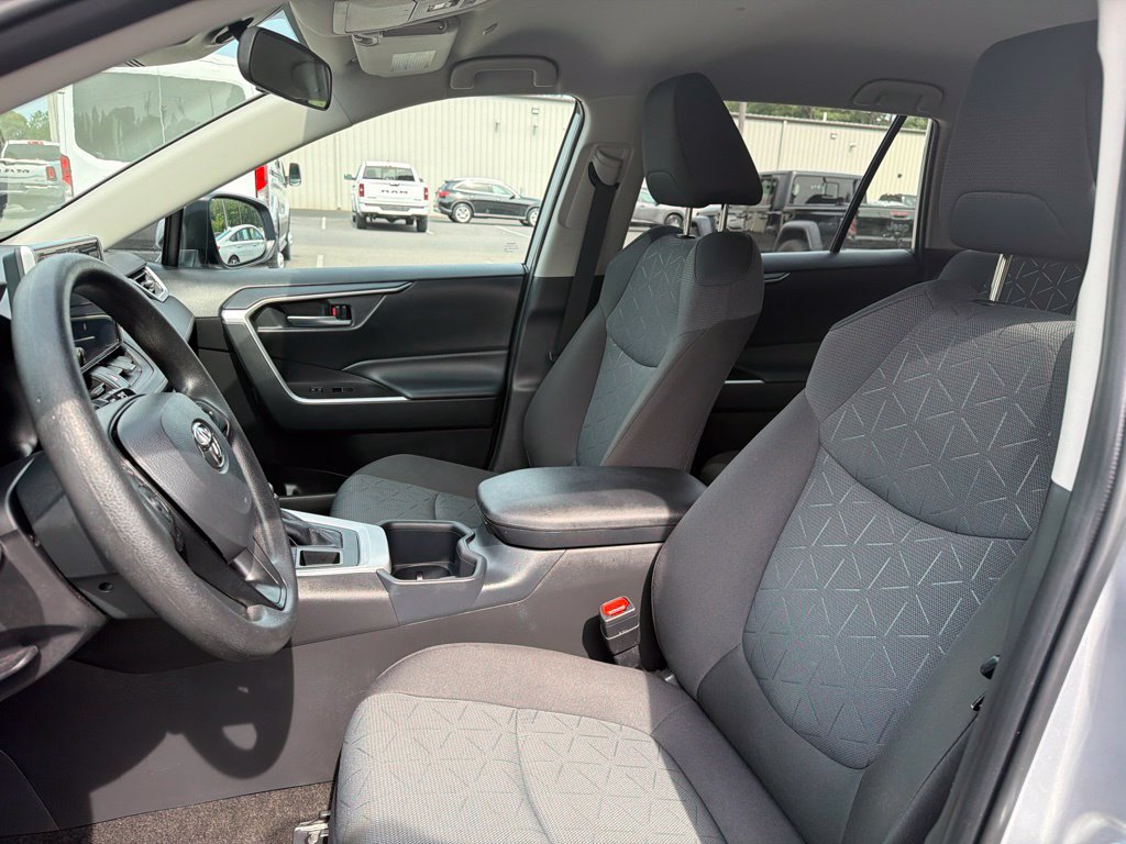 Used 2025 Toyota RAV4 XLE AWD/4WD image 18