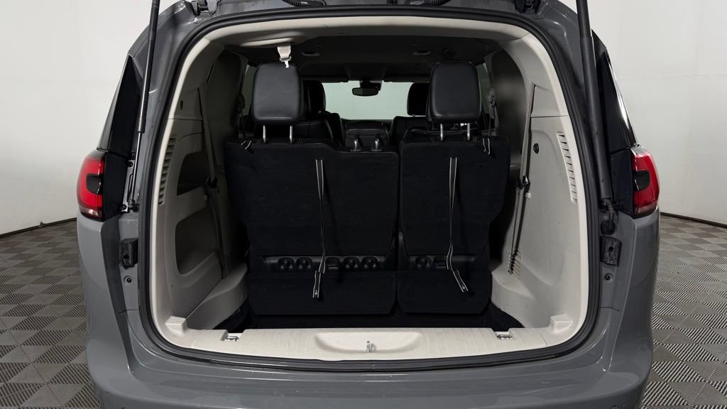 Used 2023 Chrysler Pacifica Touring-L FWD image 10