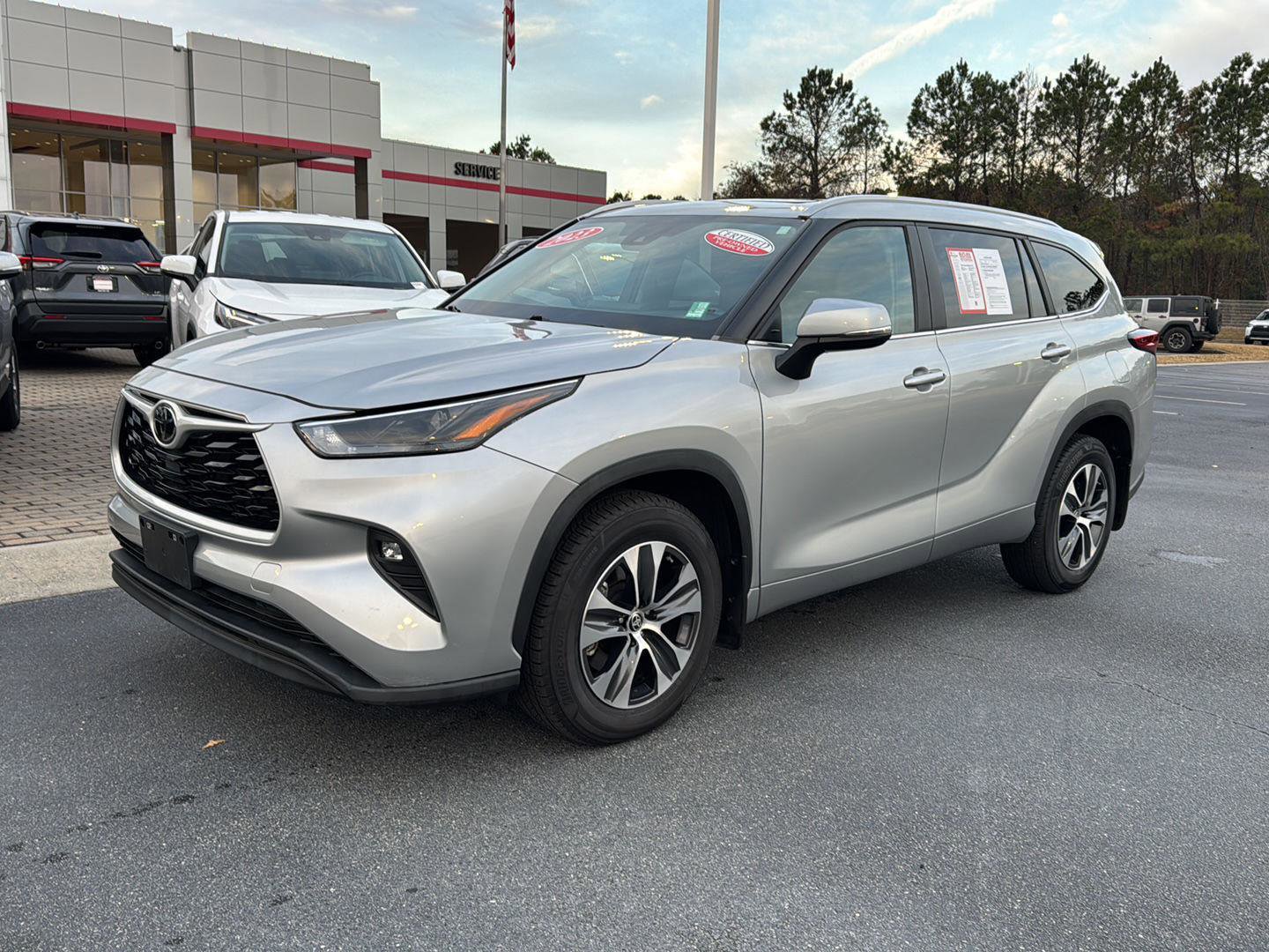Certified 2023 Toyota Highlander XLE image 2