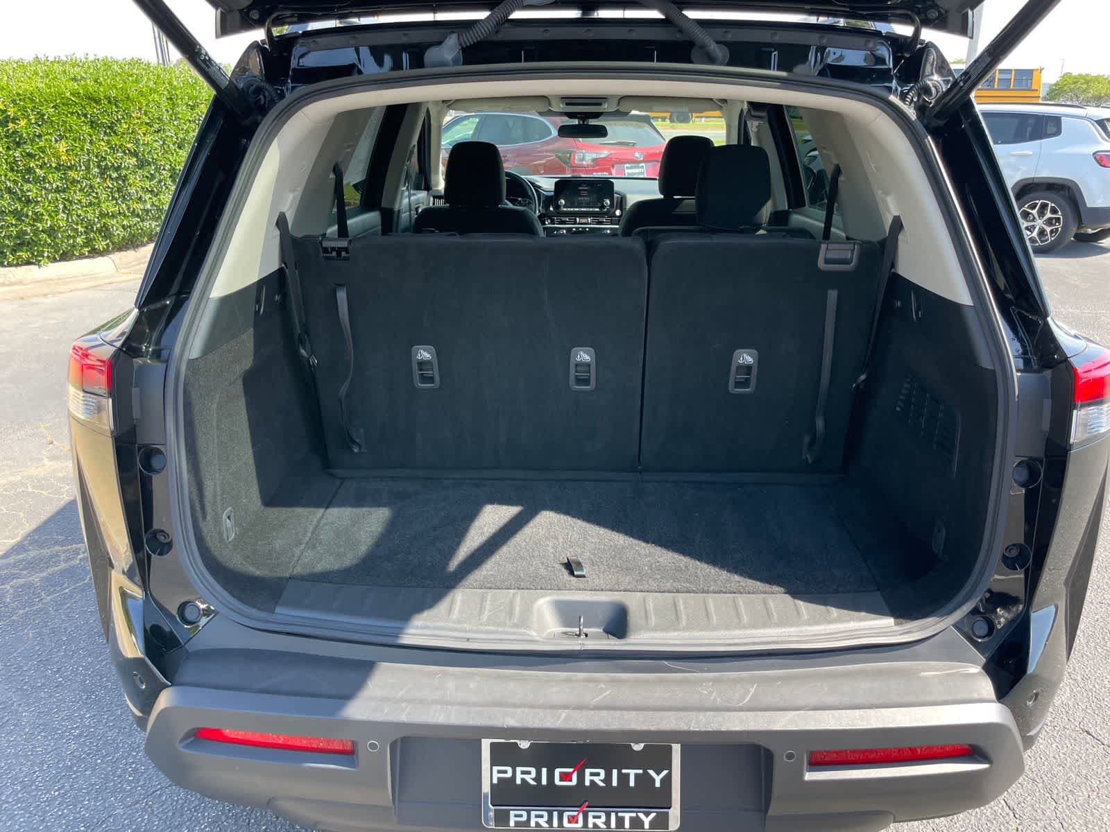 Used 2025 Nissan Pathfinder SV image 24