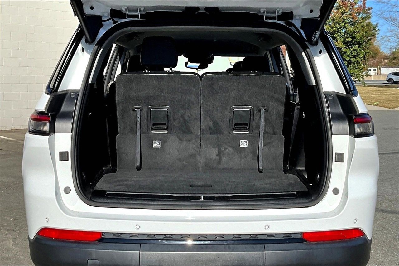 Used 2023 Jeep Grand Cherokee L Limited w/ Black Appearance Package image 25