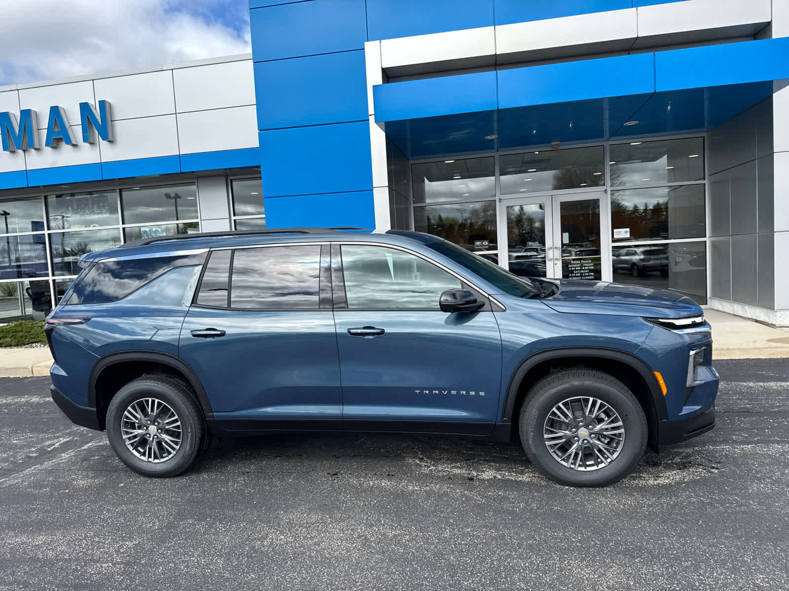 New 2026 Chevrolet Traverse LT AWD/4WD image 2