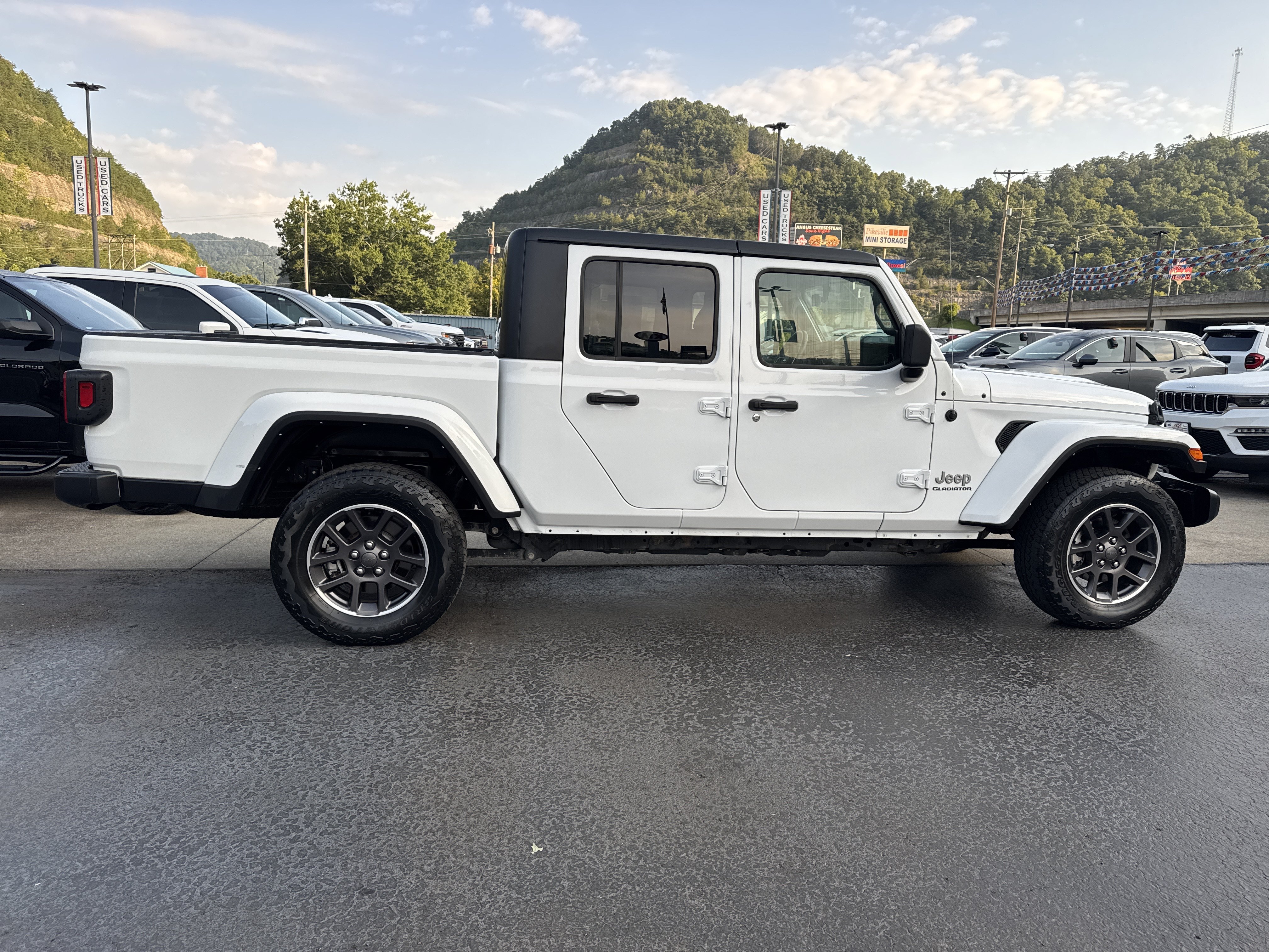 Used 2022 Jeep Gladiator Overland w/ Popular Equipment Package AWD/4WD image 8