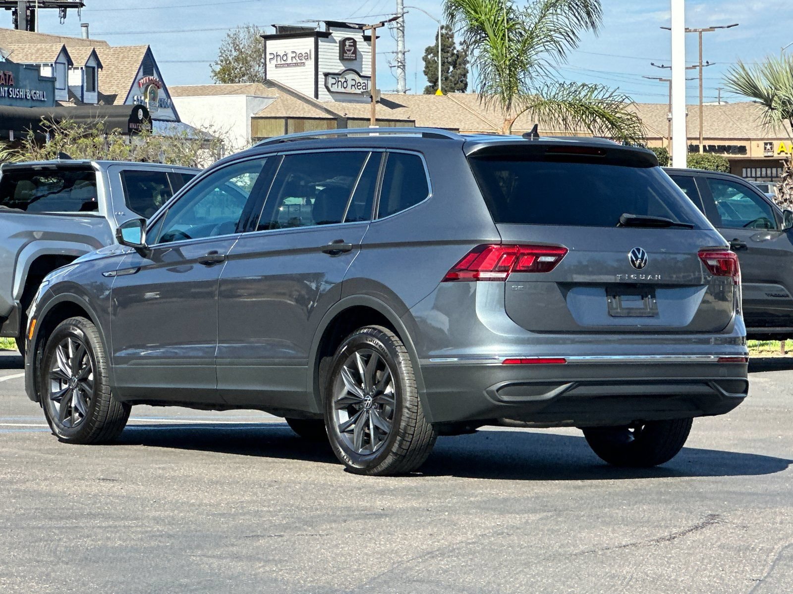 Used 2023 Volkswagen Tiguan SE FWD image 3