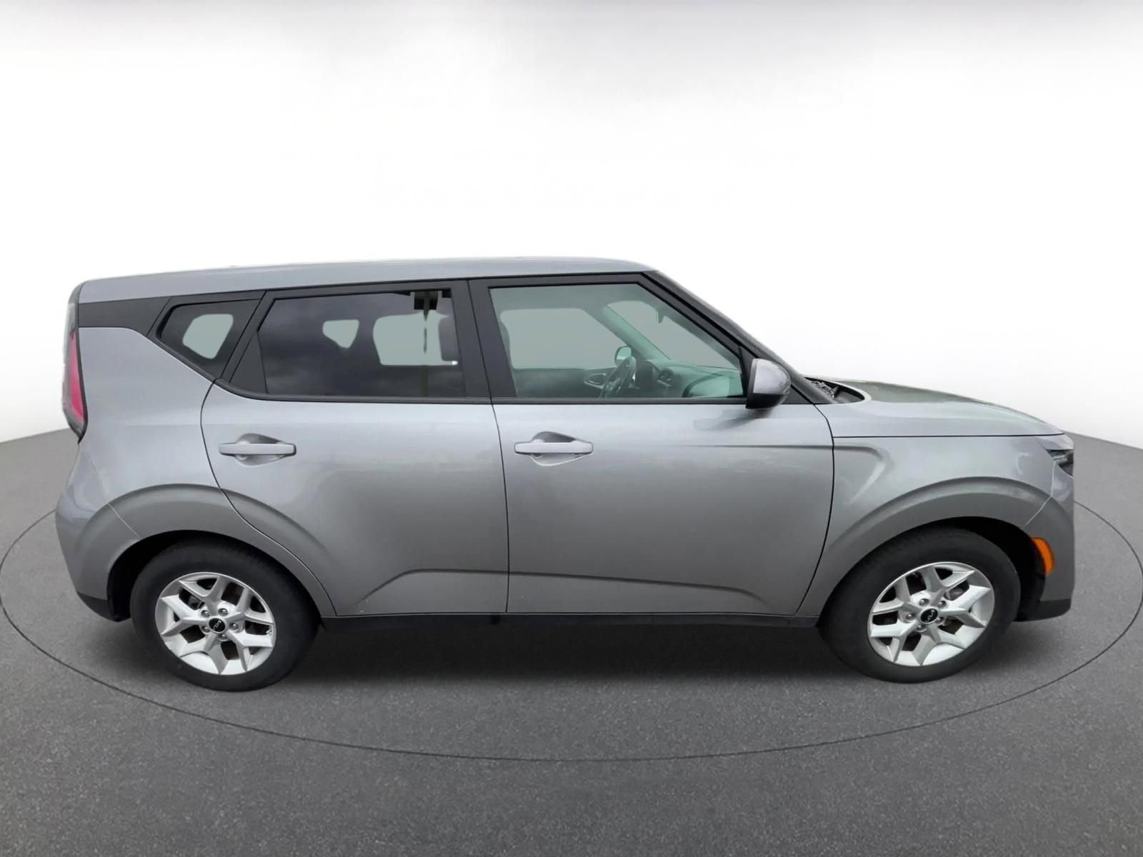 Used 2025 Kia Soul LX w/ LX Technology Package FWD image 16