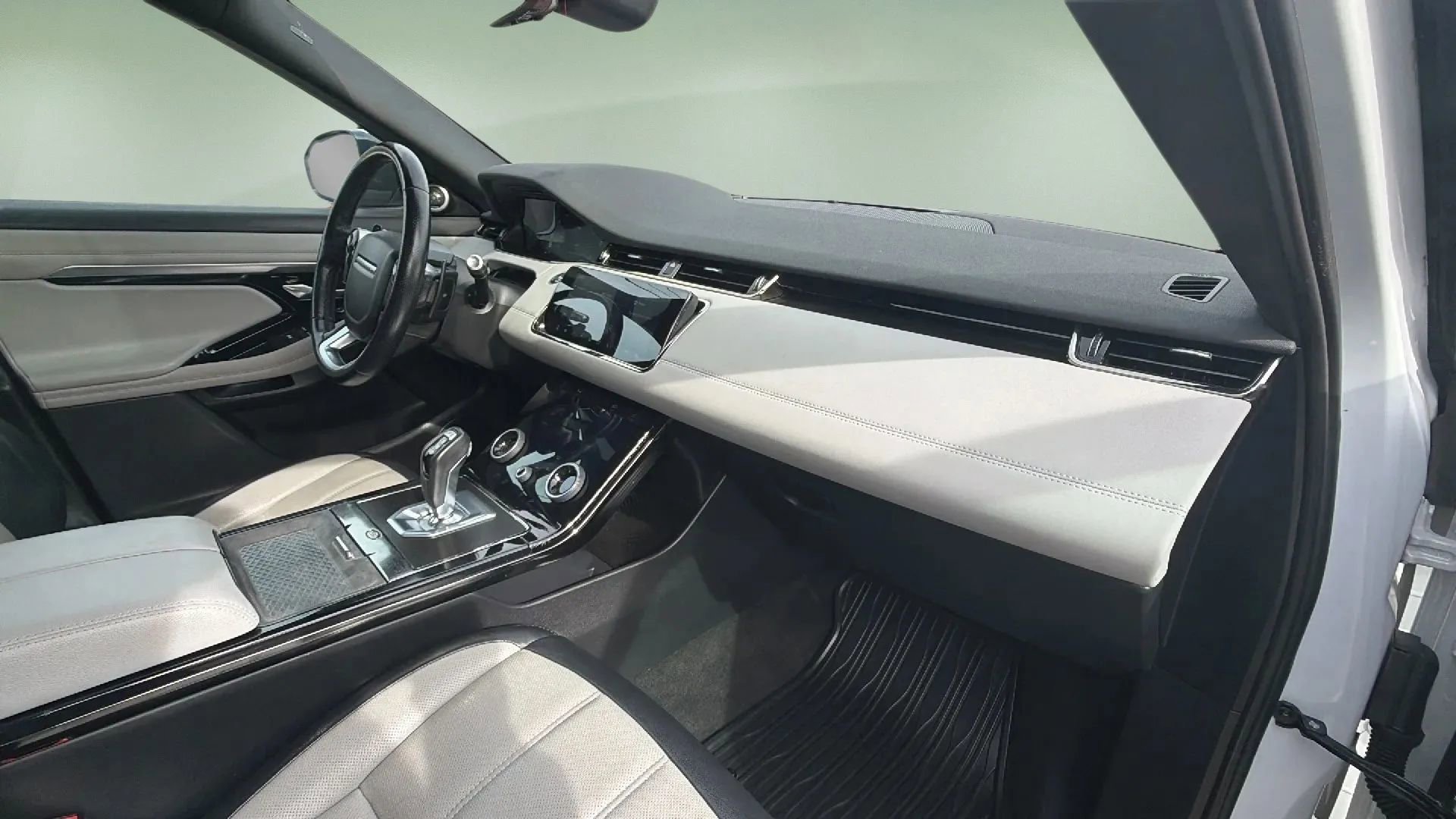 Used 2020 Land Rover Range Rover Evoque R-Dynamic S image 14