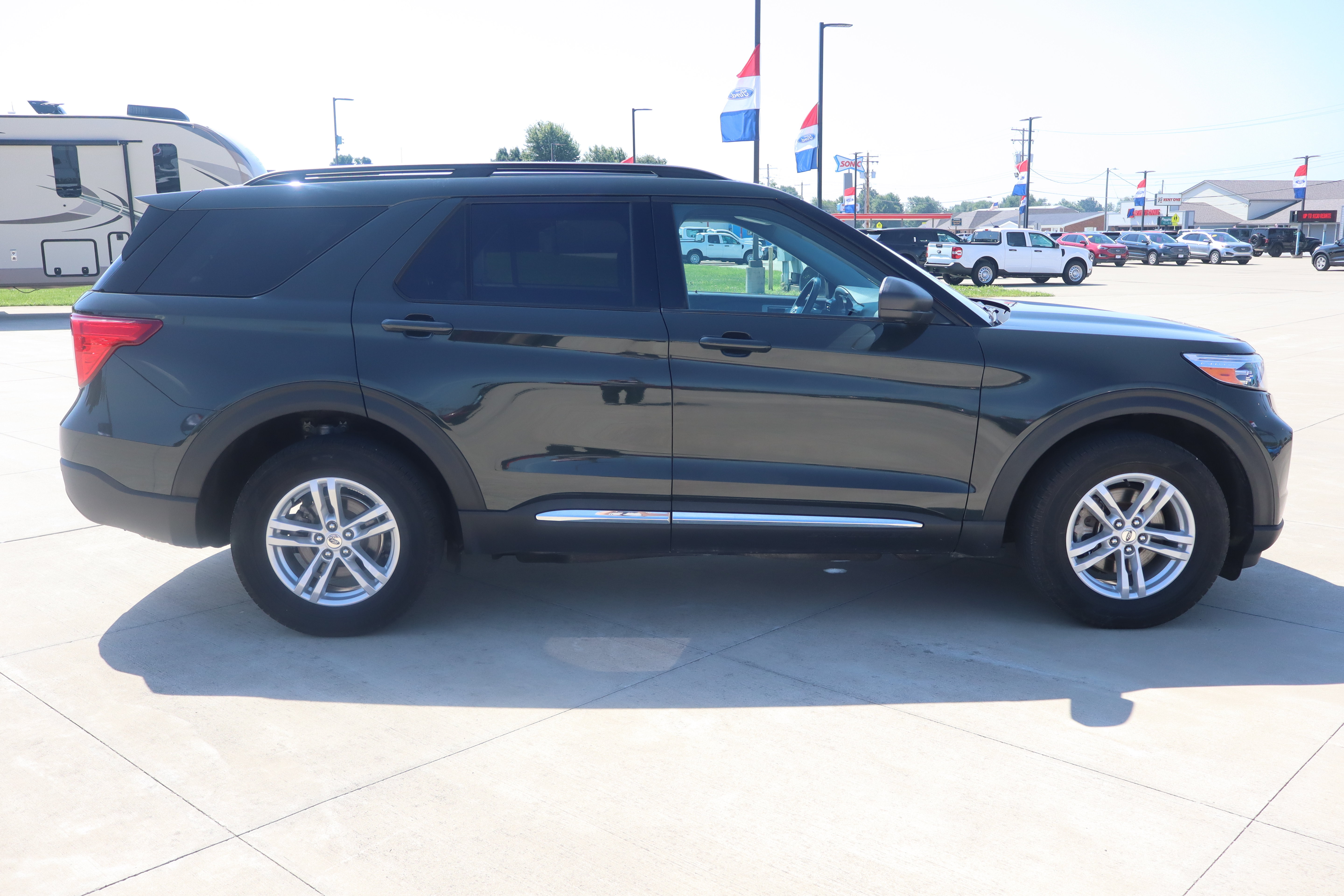 Used 2023 Ford Explorer XLT w/ Equipment Group 202A AWD/4WD image 4