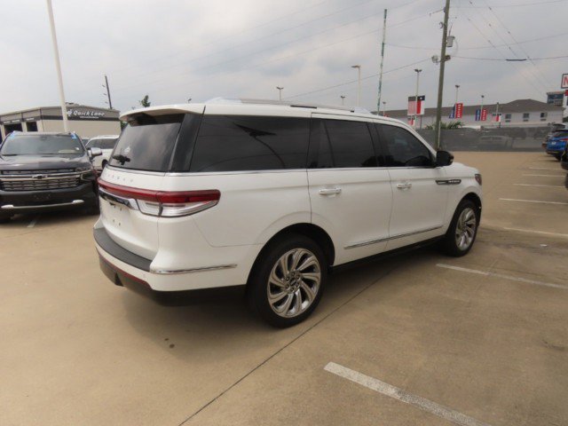 Certified 2024 Lincoln Navigator Premiere AWD/4WD image 9