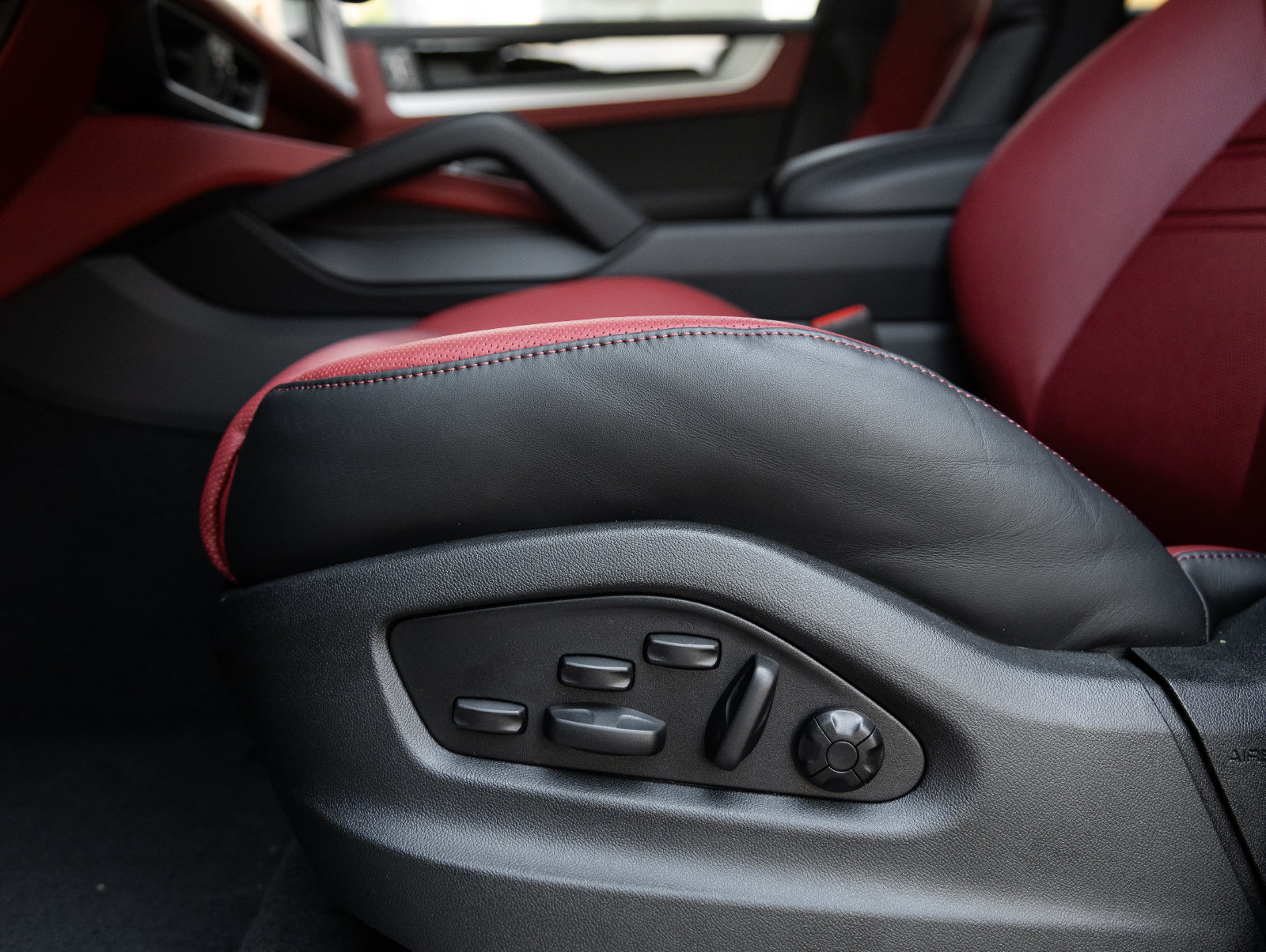 New 2026 Porsche Cayenne Coupe AWD/4WD image 22