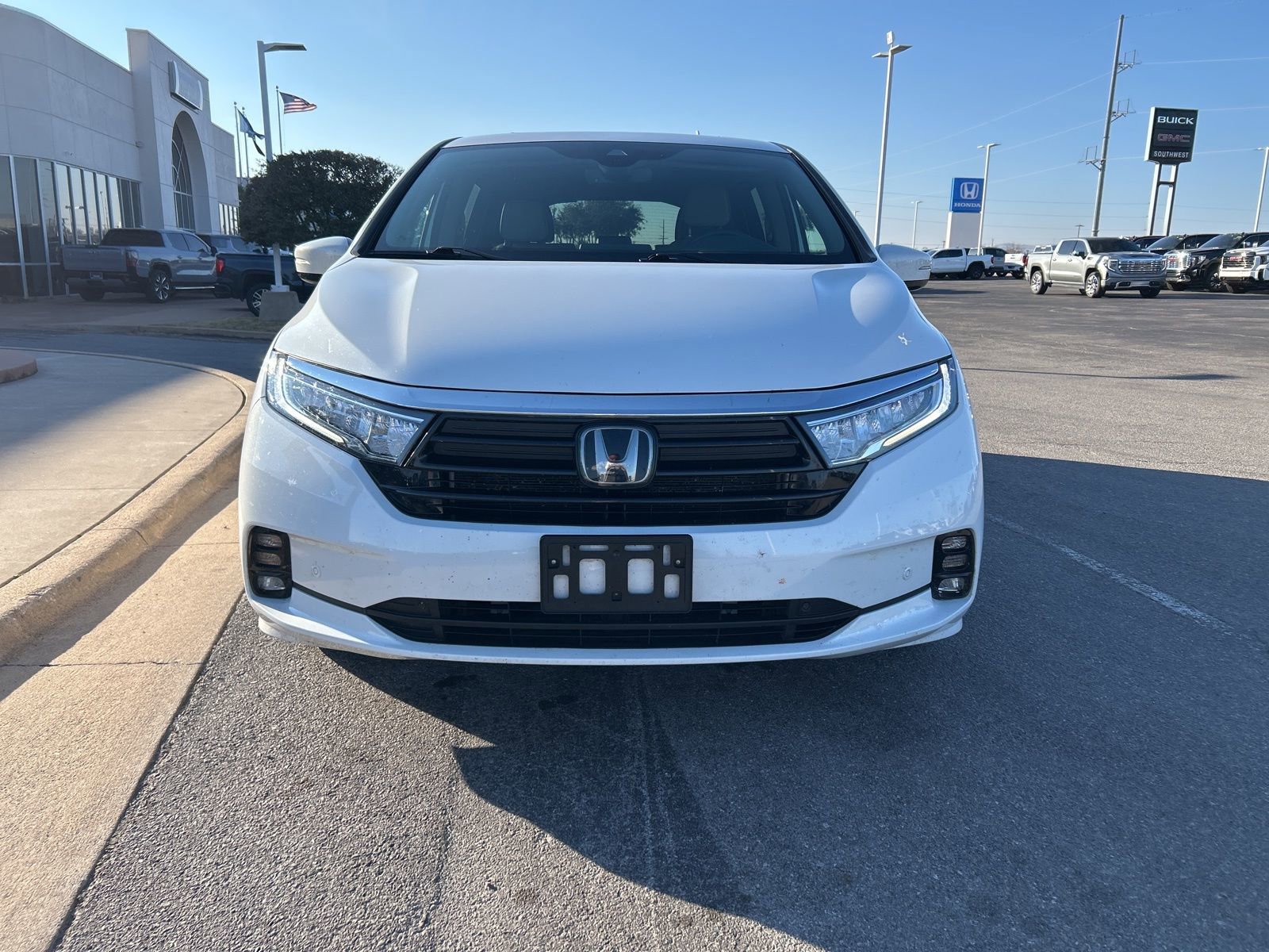 Used 2023 Honda Odyssey Elite image 2