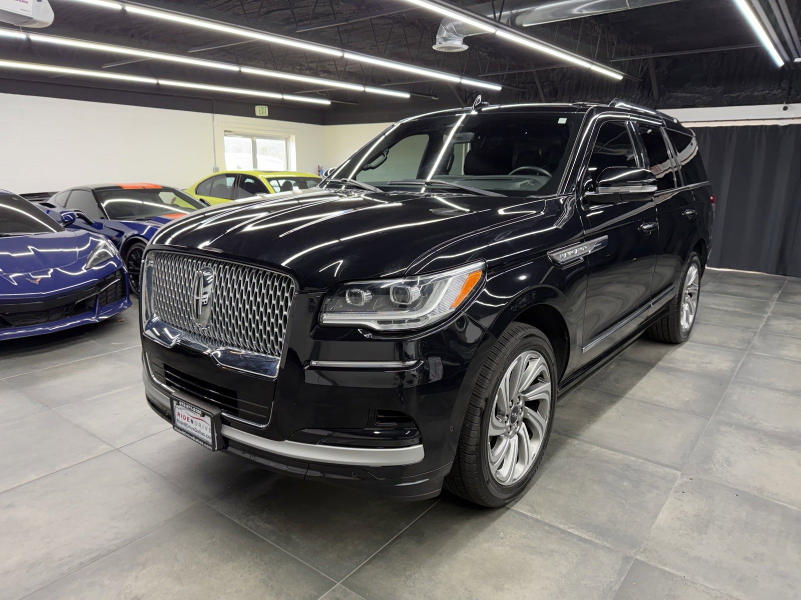 Used 2023 Lincoln Navigator Reserve image 1