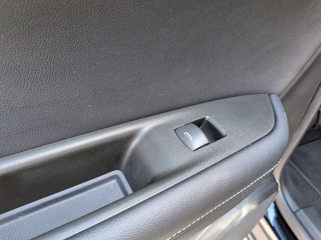 Used 2025 Chevrolet Blazer LT FWD image 27