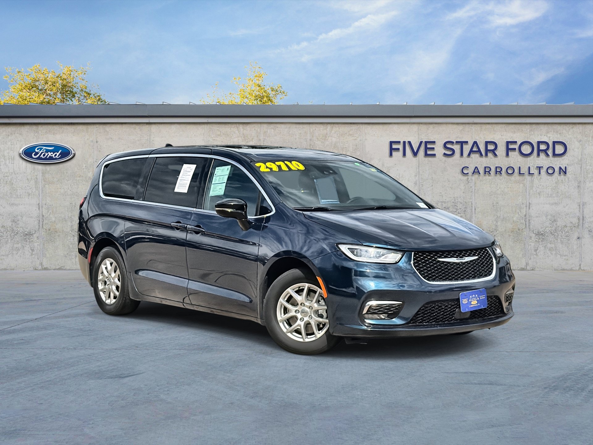 Used 2025 Chrysler Pacifica Select FWD image 1