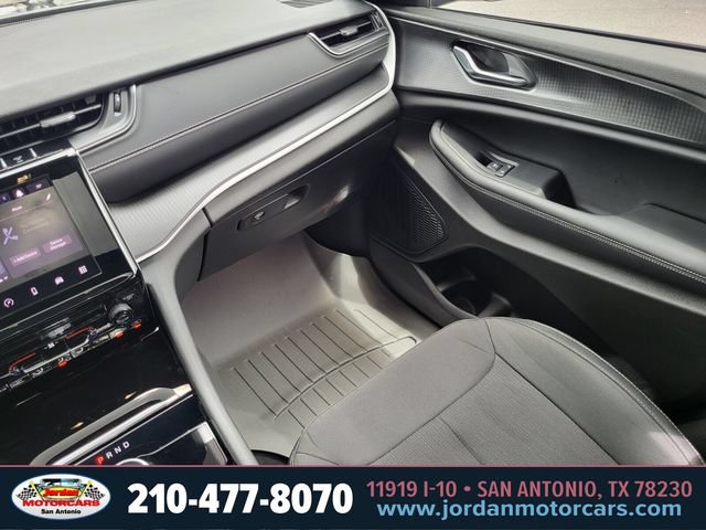 Used 2025 Jeep Grand Cherokee Laredo X RWD image 16