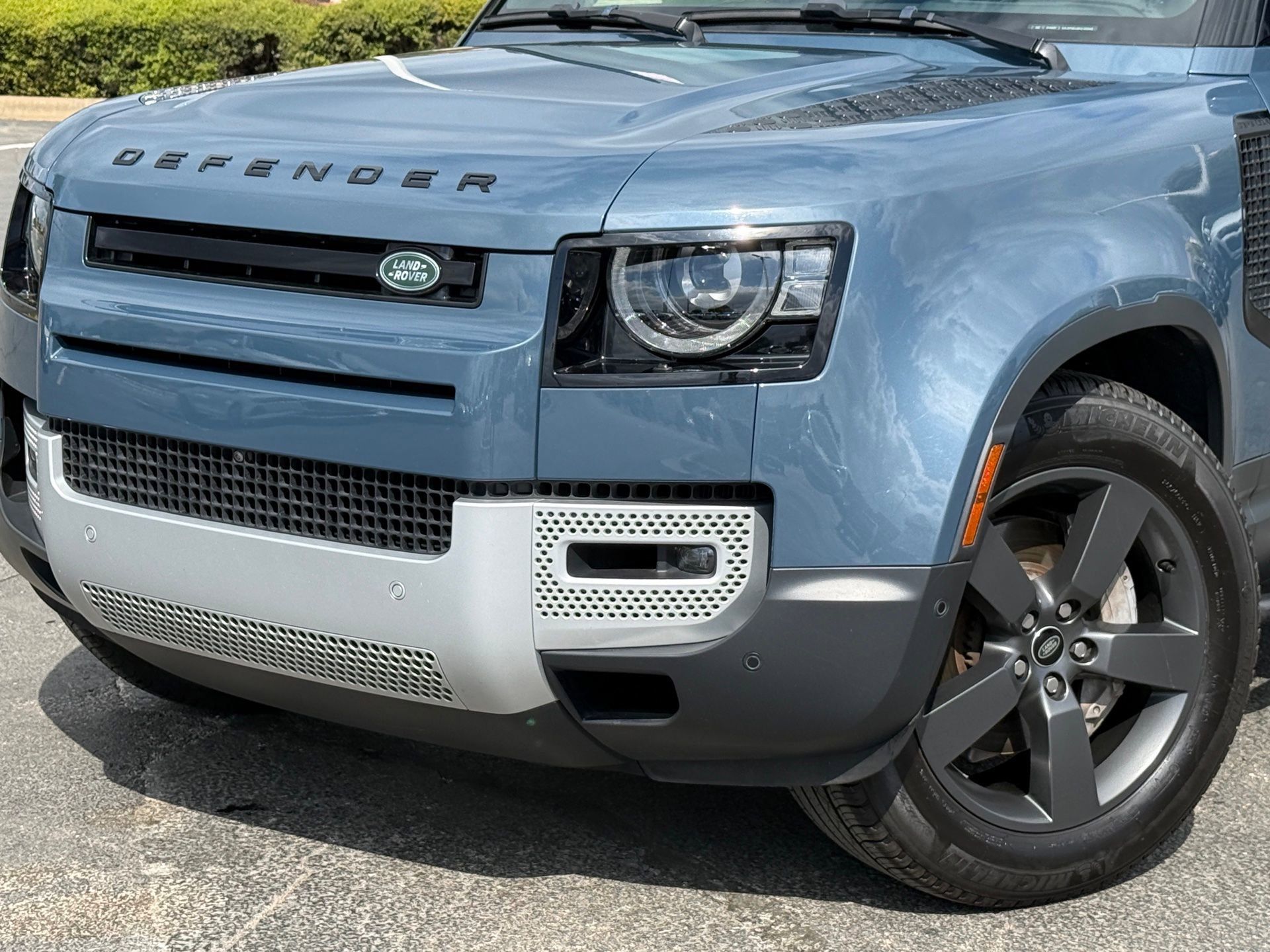 Used 2023 Land Rover Defender 90 SE image 1