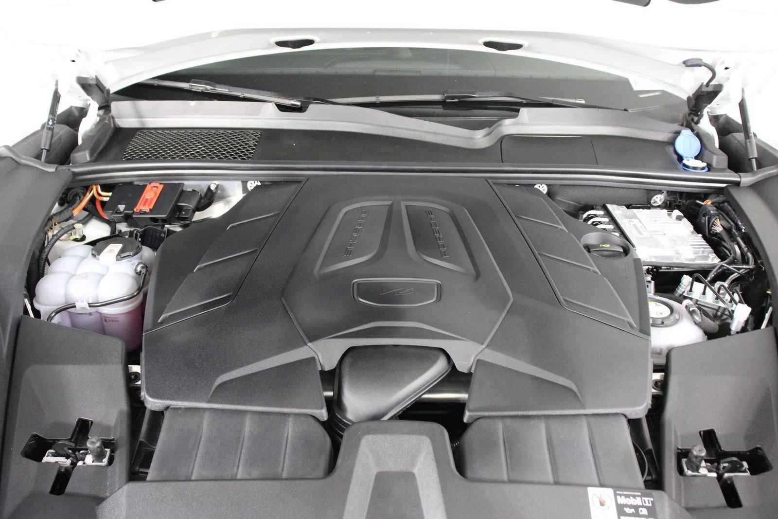 Certified 2025 Porsche Cayenne E-Hybrid Coupe image 26