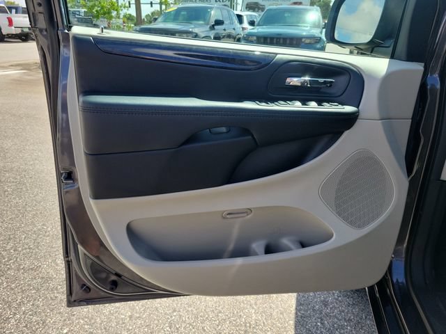 Used 2020 Dodge Grand Caravan SE w/ UConnect Hands-Free Group FWD image 16