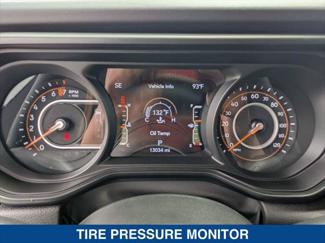 Used 2025 Jeep Gladiator Mojave w/ Convenience Group AWD/4WD image 16