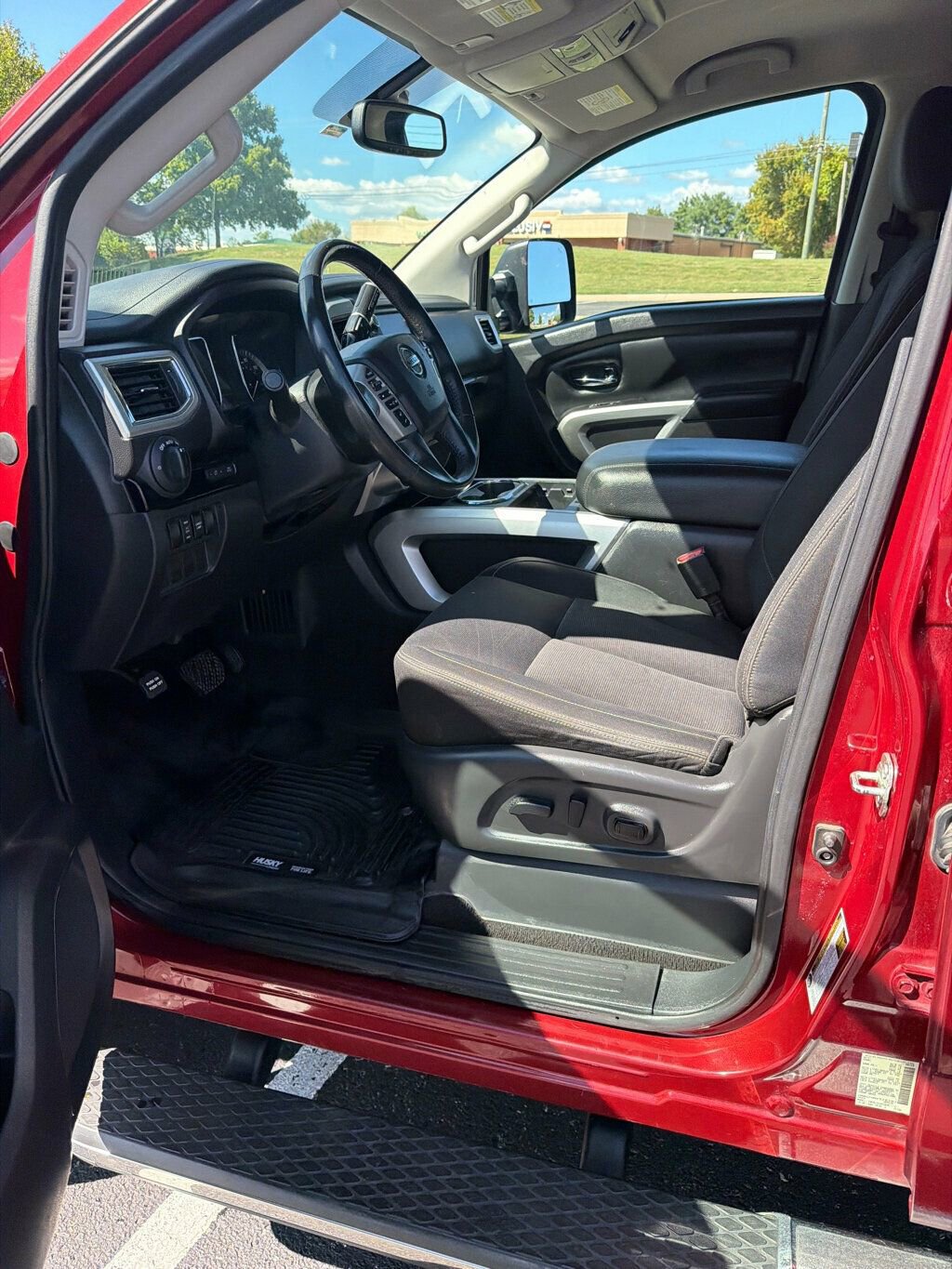 Used 2019 Nissan Titan SV w/ SV Convenience Package image 9