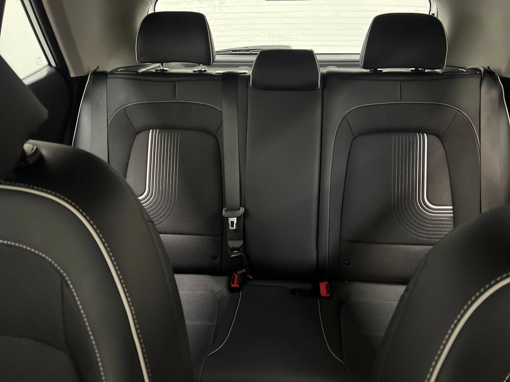 Used 2025 Hyundai Venue Limited FWD image 27