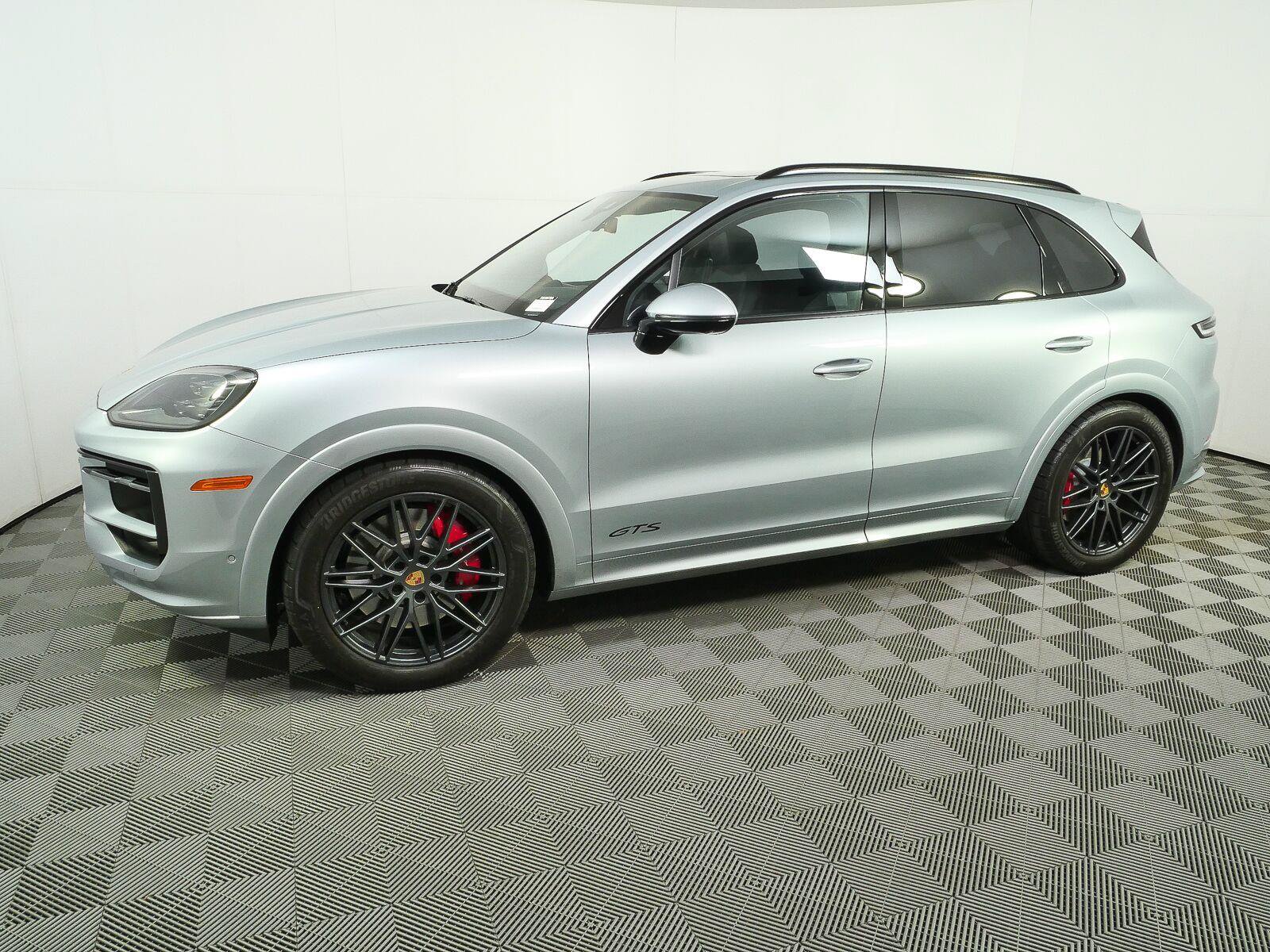 Certified 2025 Porsche Cayenne GTS AWD/4WD image 3