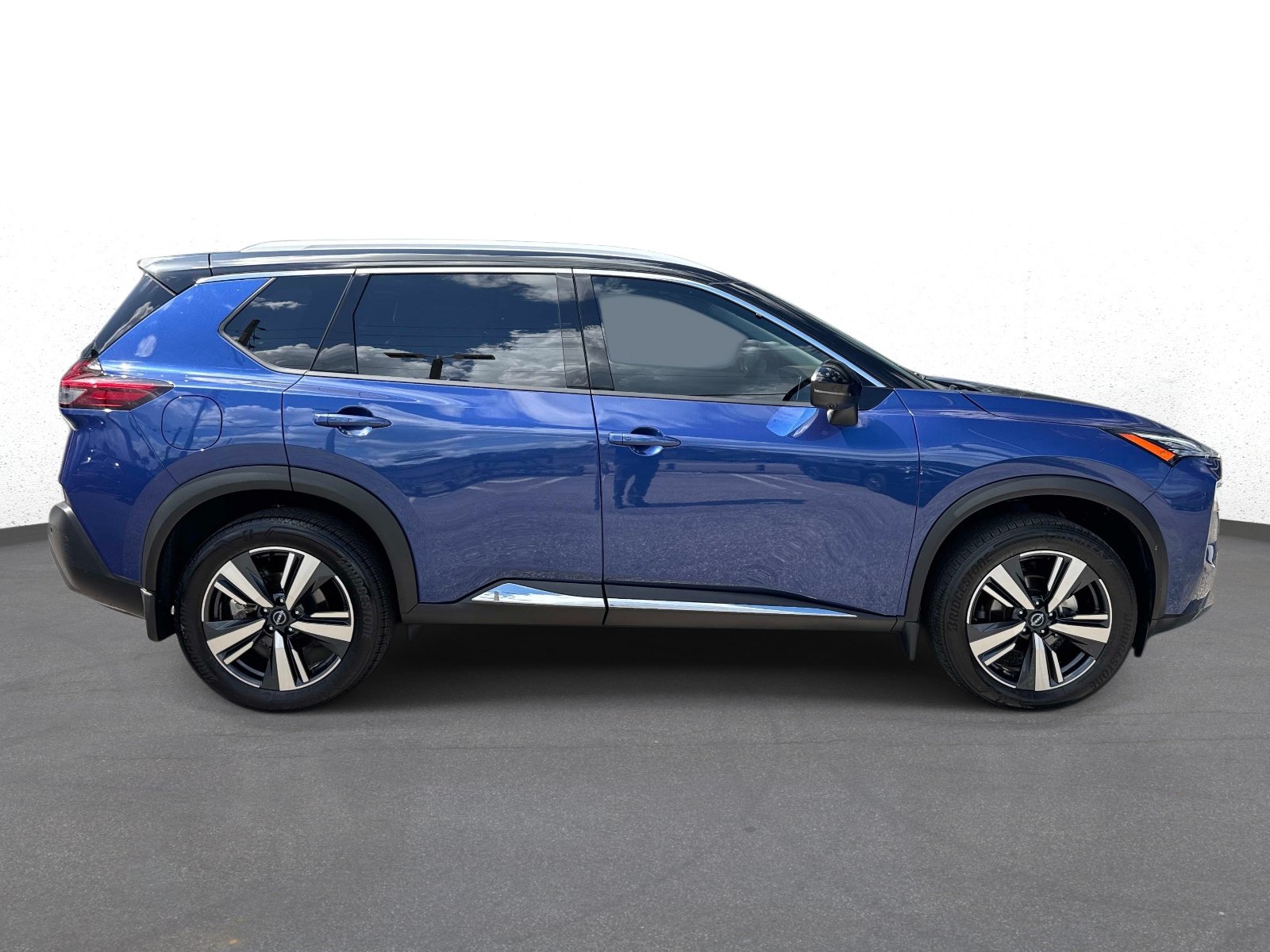Used 2022 Nissan Rogue SL FWD image 2