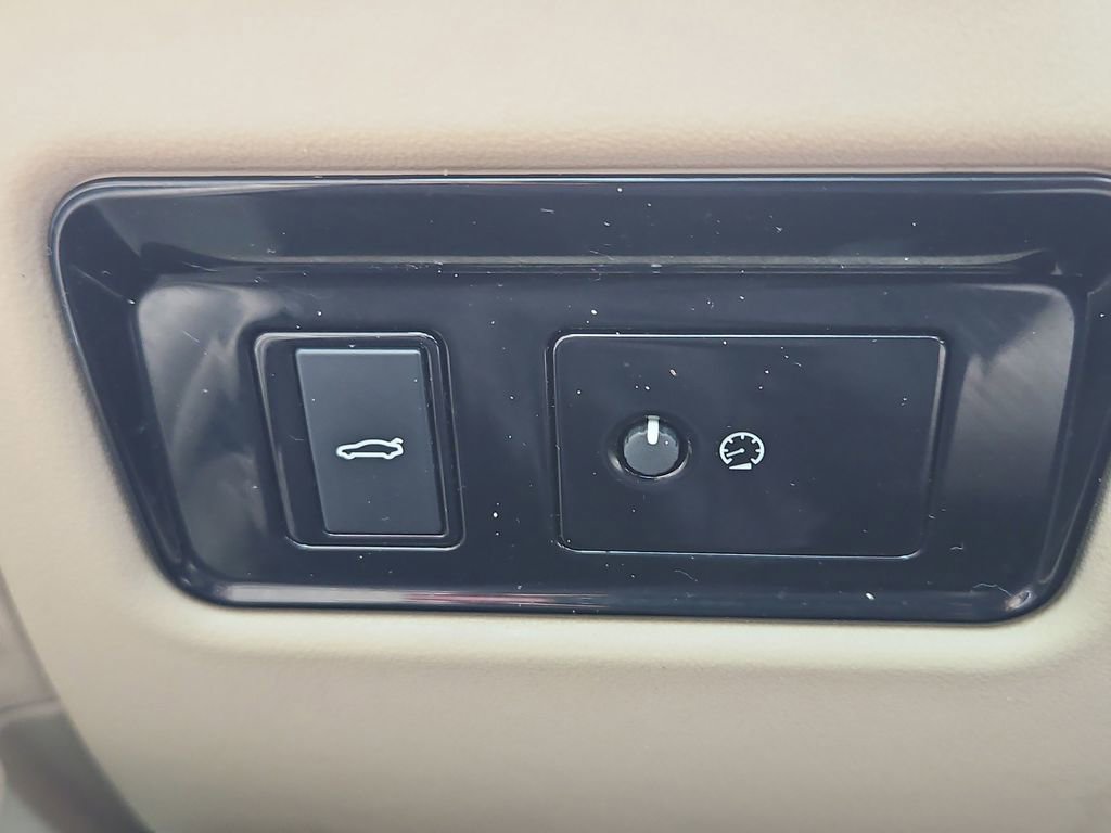 Used 2020 Jaguar XF Premium image 27