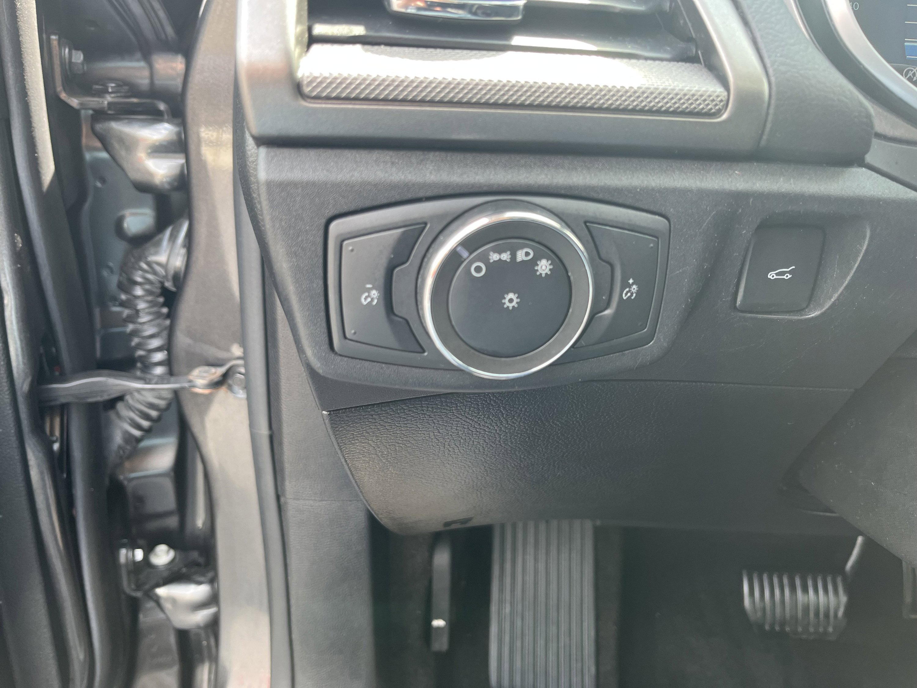 Used 2020 Ford Fusion SE image 17