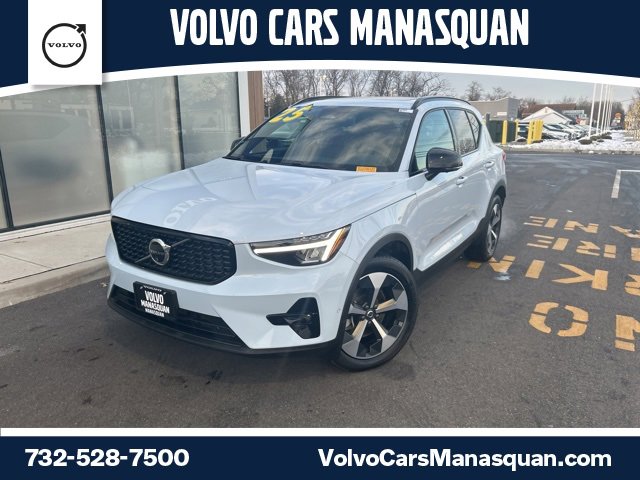 Certified 2025 Volvo XC40 B5 Plus image 1