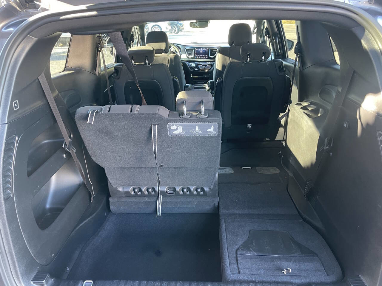 Used 2020 Chrysler Pacifica Touring w/ Advanced Safetytec Group image 8