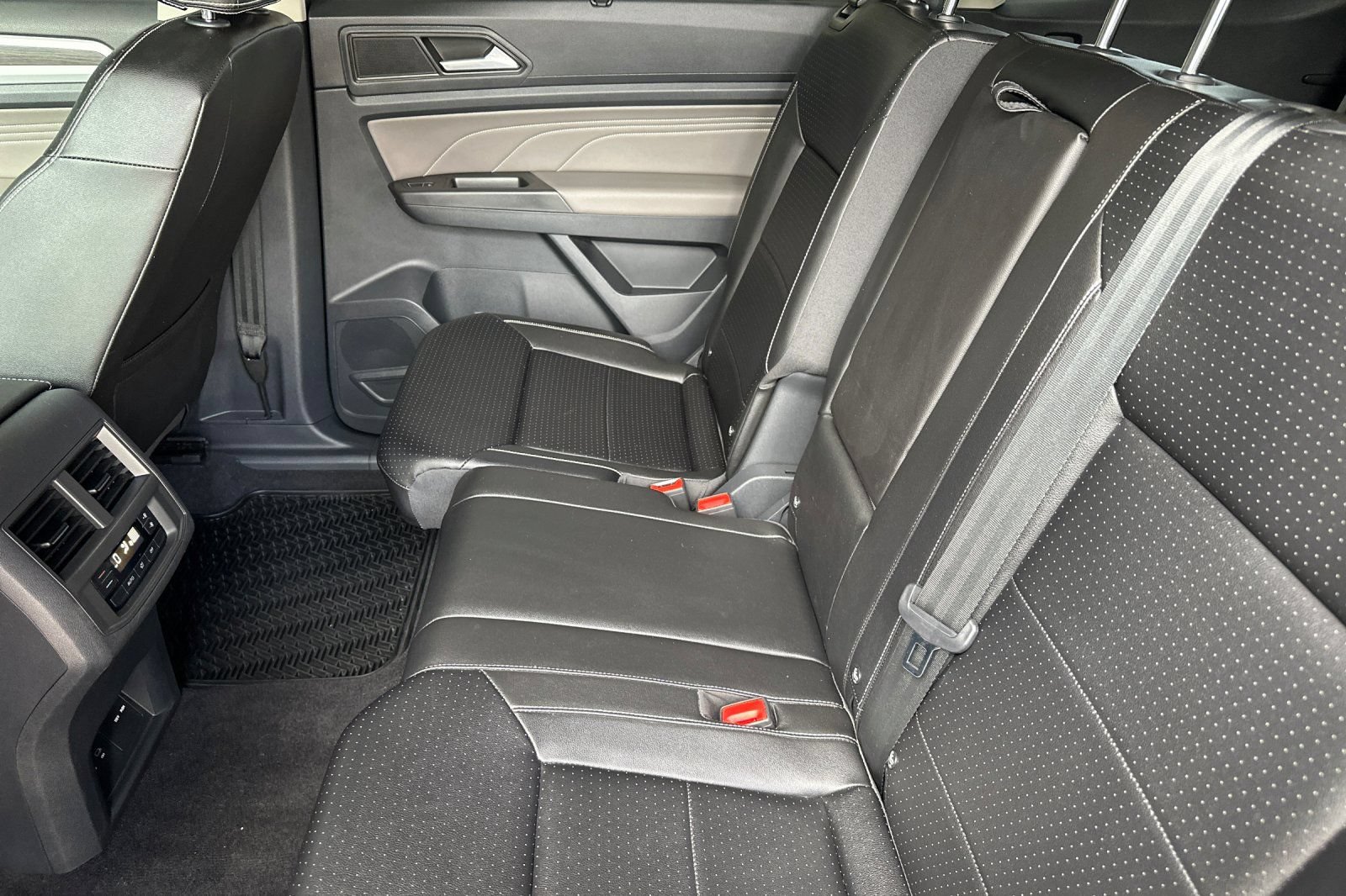 Used 2023 Volkswagen Atlas SE w/ Panoramic Sunroof Package FWD image 12