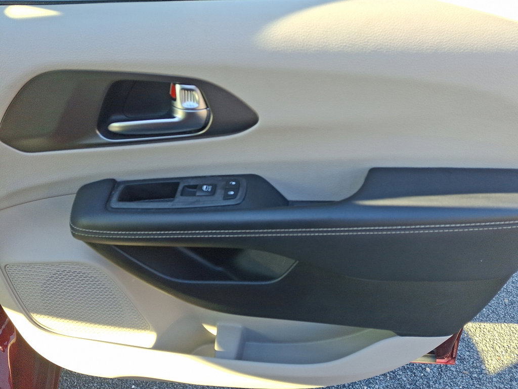 Certified 2023 Chrysler Pacifica Touring-L image 9