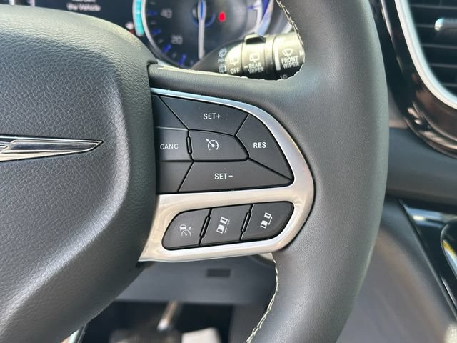 Used 2025 Chrysler Pacifica Select FWD image 15