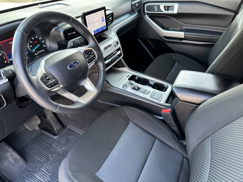 Certified 2024 Ford Explorer XLT RWD image 9